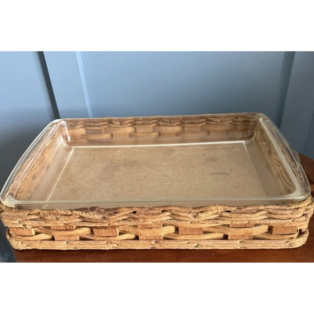 PYREX 3 Qt. 233 Wicker‎ Basket Holder Carrier & Casserole Baking Dish retired